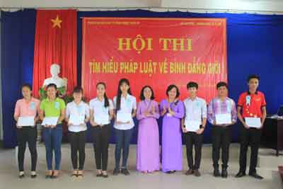 Hội thi Tìm hiểu pháp luật về bình đẳng giới năm 2016: đội 14 thuộc khoa TCNH giành giải Nhất toàn đoàn