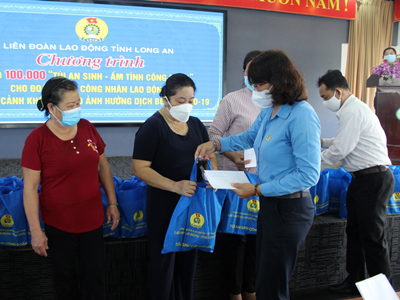 Liên đoàn lao động tỉnh và công đoàn giáo dục tỉnh long an trao túi an sinh – ấm tình công đoàn cho đoàn viên, công nhân lao động Trường Đại học Kinh tế Công nghiệp Long An và Trường Cao đẳng Sư phạm Long An