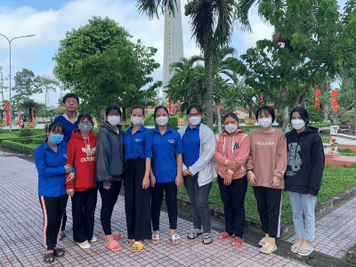 Đoàn viên, sinh viên DLA với hoạt động dọn dẹp, vệ sinh Nghĩa trang liệt sĩ tỉnh Long An