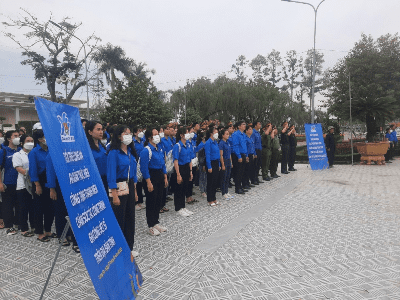 Đoàn viên, sinh viên Trường DLA ra quân dọn dẹp Nghĩa trang liệt sĩ tỉnh Long An