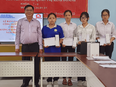 Sinh viên Trường DLA nhận học bổng Công ty TNHH Cobi Cif