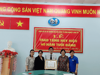 Trao huy hiệu 40 năm tuổi Đảng cho đồng chí Huỳnh Văn Xê
