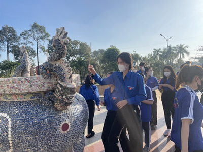 Đoàn viên DLA dọn dẹp Nghĩa trang Liệt sĩ Tỉnh Long An Nhân dịp kỷ niệm 79 năm ngày thành lập Quân đội Nhân dân Việt Nam (22-12-1944 – 22-12-023)