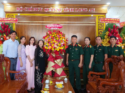 Thăm và chúc mừng Bộ Chỉ huy Quân sự tỉnh Long An nhân dịp 22-12