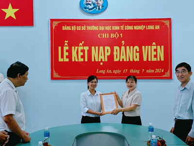 Chi bộ 1: Kết nạp đảng viên mới