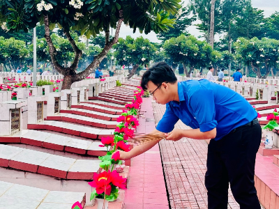 Đoàn Trường DLA: Viếng nghĩa trang liệt sĩ tỉnh Long An nhân dịp kỷ niệm 77 năm Ngày Thương binh Liệt sĩ.