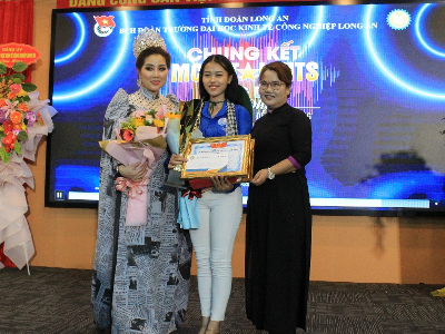 Thí sinh Lê Thị Ánh Hồng Chi đoàn 21TC -DLA đã xuất sắc giành giải nhất và giải thí sinh tài năng nhất của Cuộc thi MC’s Talents 2024