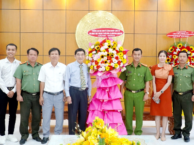 Trường DLA: đến thăm và chúc mừng Công an Tỉnh Long An nhân ngày 19-8